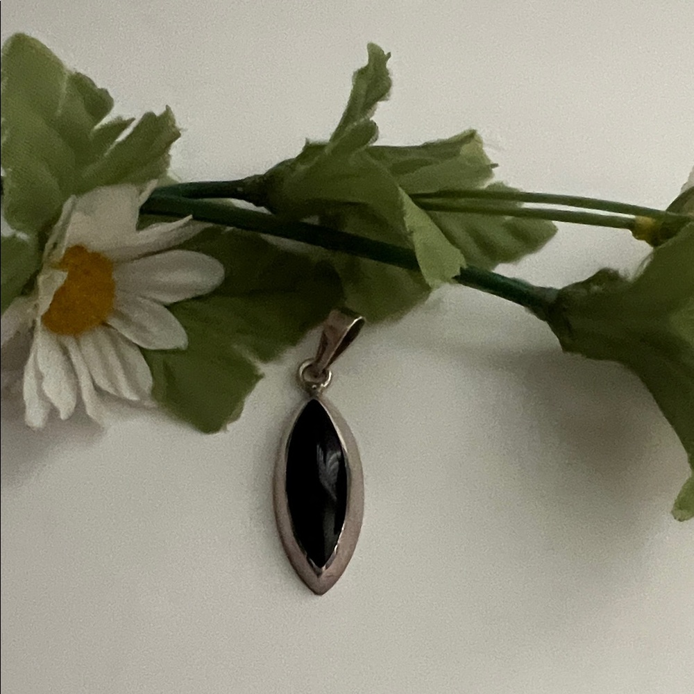 !it jeans Black and Silver Pendant Necklace